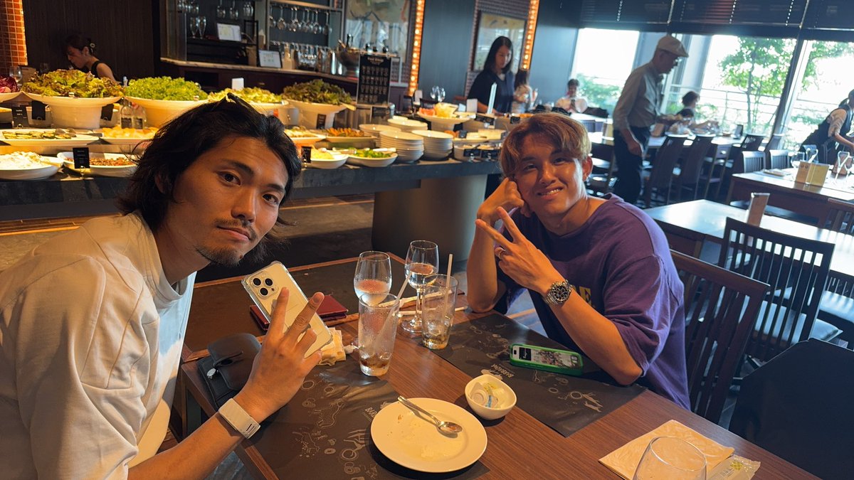 footballdream_5's tweet image. 結婚式後すぐに駆けつけてくれた
たいきちゃん。🟣
久々会えて嬉しかったぜ🍖🙌
#平戸太貴 #京都サンガ
#町田浩樹 
#鹿島ユース #97ユース
