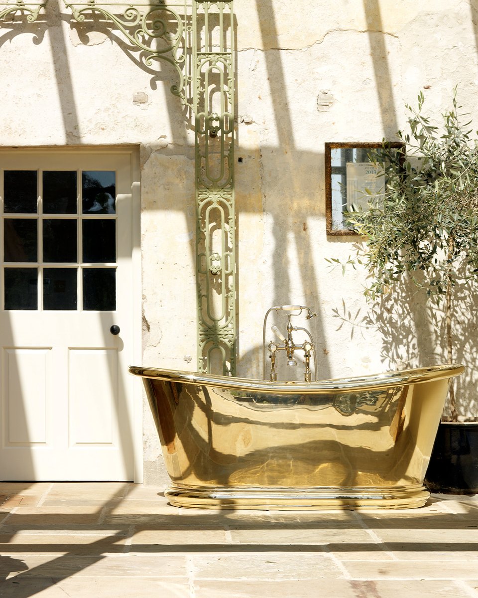 Is there anything more beautiful than our Brass Bulle? 💛 ✨

A real wow factor to add to your bathroom space!

Customise the Brass Bulle with the addition of a leather roll or even paint some areas to add a sense of drama or contrast.

#hurlinghambaths #brassbath #bathroominspo