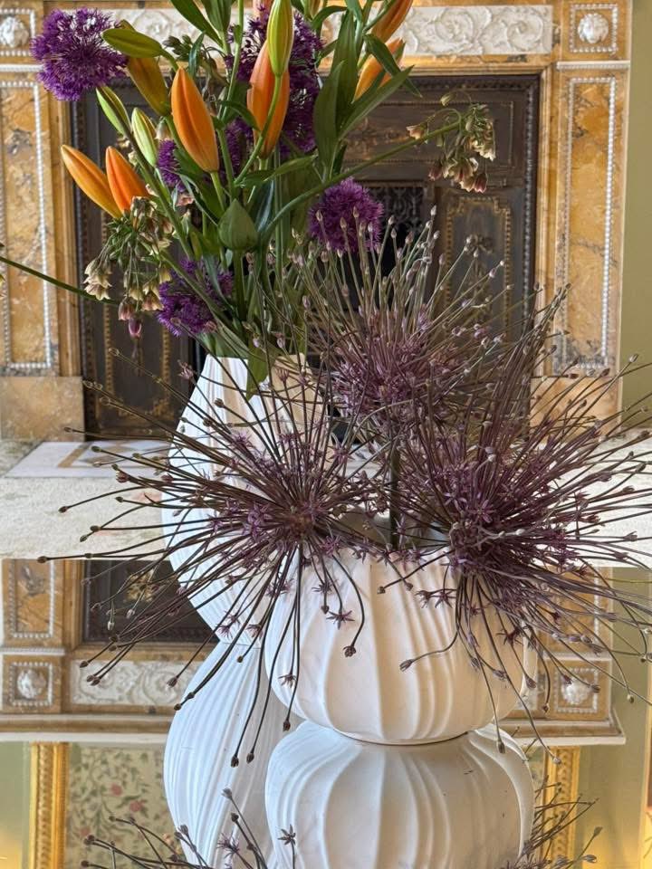 Alliums by Gia Flowers are in full bloom during ‘#SoestdijkinBloei’ at #PaleisSoestdijk. 
In the royal appartements and at the entrence of the palace are the funky Alliums Schuberttii, Siculum and Purple Sensation styled! Such a delicate flower with a great appearance!