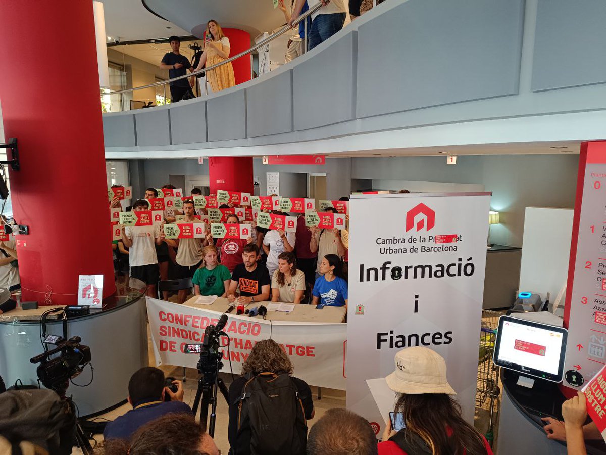 Sindicat d'Habitatge de Cassoles (@shcassoles) on Twitter photo Presentem la <a href="/coshac_sindicat/">Confederació Sindical d'Habitatge de Catalunya</a> a la cambra de la propietat, epicentre del poder rendista
Ens organitzem per canviar-ho tot! Presentem la <a href="/coshac_sindicat/">Confederació Sindical d'Habitatge de Catalunya</a> a la cambra de la propietat, epicentre del poder rendista
Ens organitzem per canviar-ho tot!