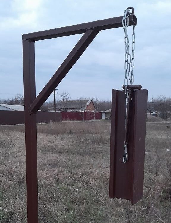 silupescu's tweet photo. Provincia di Belgorod.
Al quarto anno di guerra potete ammirare un complesso sistema di allarme antiaereo costituito da mazzuola e sezione di binario.

Ecco dov'è che hanno portato la Russia 25 anni di putinismo. https://t.co/e1HKDiTuSy