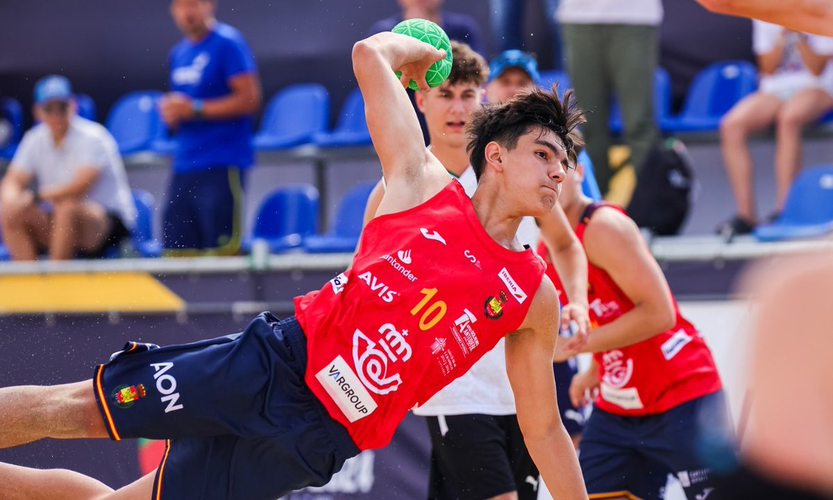 RFEBalonmano's tweet photo. 🔥 #GameDay

🏆 Campeonato del Mundo de #BalonmanoPlaya
🆚 España 🇪🇸 : 🇵🇷 Puerto Rico
📌 Fase de Grupos | Jornada 1
⏱️ 1️⃣6️⃣:5️⃣0️⃣h. (Peninsular)
🏟️ Mamaia Beach Hammamet
📺 https://t.co/4kbehl2GHF

🫡 ¡Los #HispanosJuvenilesArena arrancan el Mundial 2025 de Balonmano Playa!

#️⃣ #FollowTheFuture #BalonmanoPlaya