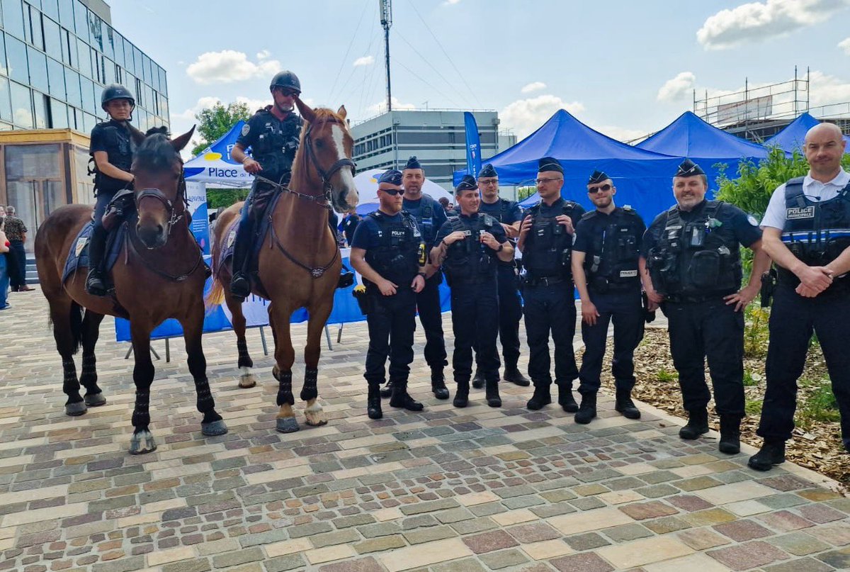 PoliceNat59's tweet image. #Protéger | Hier après-midi, les policiers de #Denain ont mené une opération de sécurisation dans le centre-ville et dans les parcs Lebret et Zola Les policiers étaient assistés de 4 cavaliers et 4 agents de la Police Municipale
✅ 3 infractions relevées