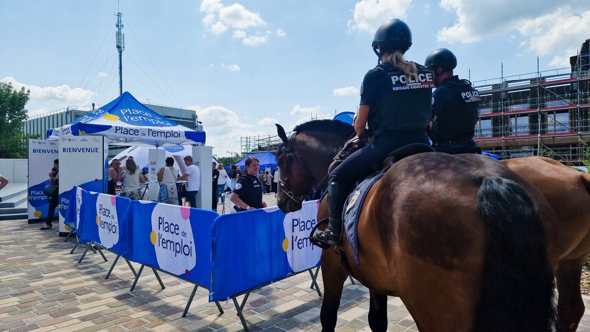 PoliceNat59's tweet image. #Protéger | Hier après-midi, les policiers de #Denain ont mené une opération de sécurisation dans le centre-ville et dans les parcs Lebret et Zola Les policiers étaient assistés de 4 cavaliers et 4 agents de la Police Municipale
✅ 3 infractions relevées