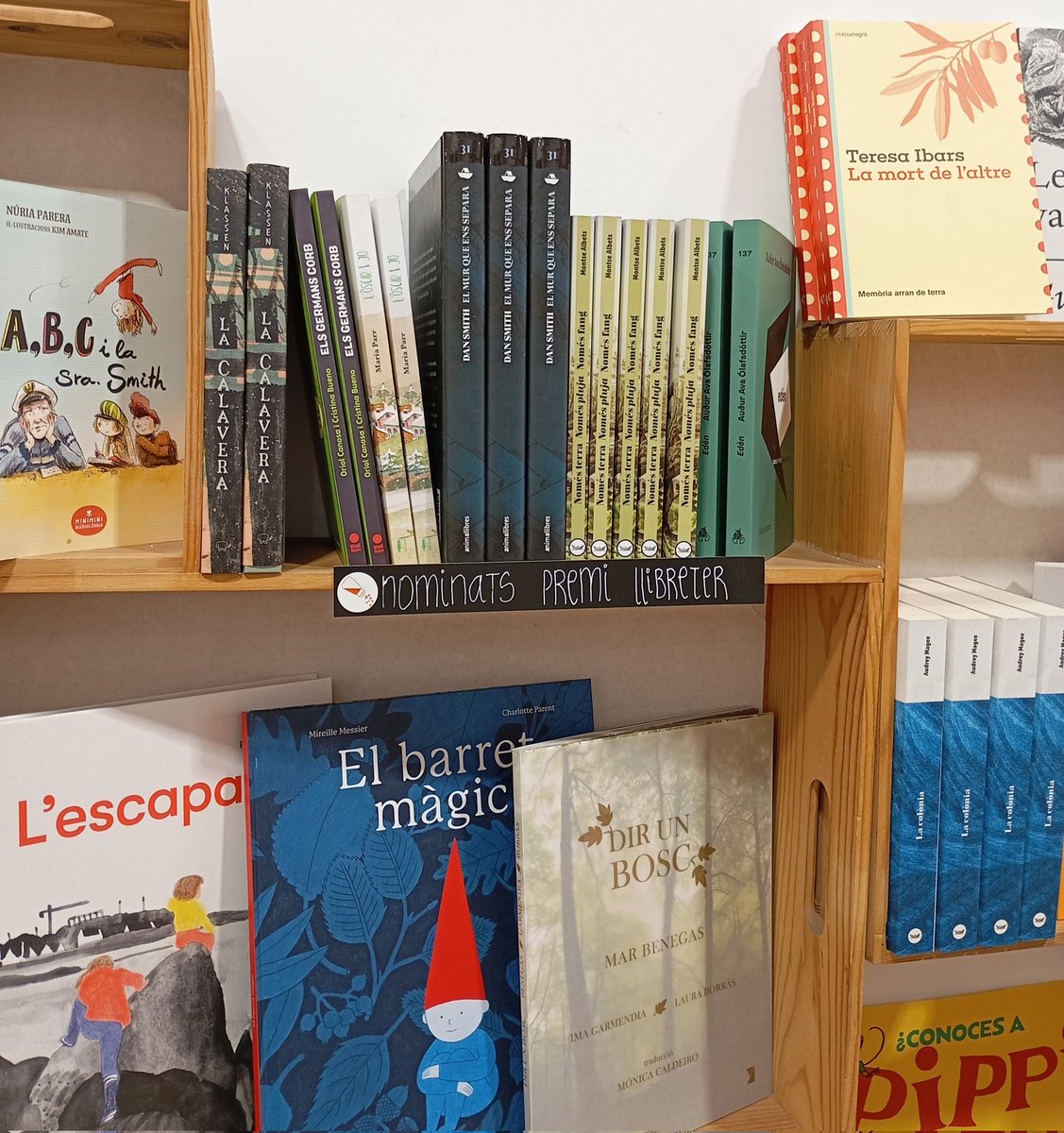 Avui les llibreteres estarem a l'entrega del <a href="/PremiLlibreter/">Premi Llibreter</a> així que la llibreria tancarà a les 19h. Disculpeu les molèsties i llarga vida a la festa dels llibres! 📚