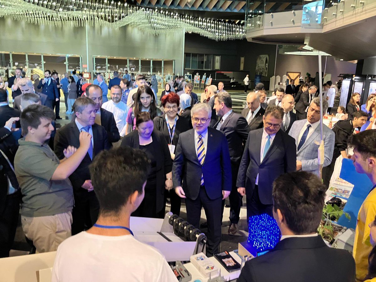 CekmekoyMEM's tweet photo. Millî Eğitim Bakanlığımızın 2024-2025 eğitim öğretim yılı kapsamında belirlediği “Aile ve Oyun” teması doğrultusunda, ülke genelindeki okullarımızda yıl boyunca yürütülen Harezmi Eğitim Modeli çalışmalarının sergilendiği yıl sonu etkinliği büyük bir coşku ve katılımla gerçekleştirildi. Sadabad Osmanlı Arşivlerinde gerçekleştirilen sergiye İlçemizden Ali Kuşçu İlkokulumuz katılarak, Bakan Yardımcımız Ömer Faruk Yelkenci’ye süreci anlatma fırsatı buldular. 

@istanbulilmem @MucahitYentur @mirimiran23 @AkhanMustafa @harezmimodeli34 @CHarezmi