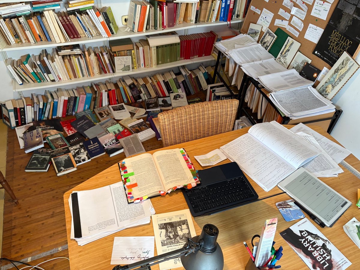 Després de tanta solitud, enfilo el tram final molt ben acompanyada.
N A T U R A  F O S C A 
#aviat   <a href="/mrtxell/">Meritxell Carceller</a>