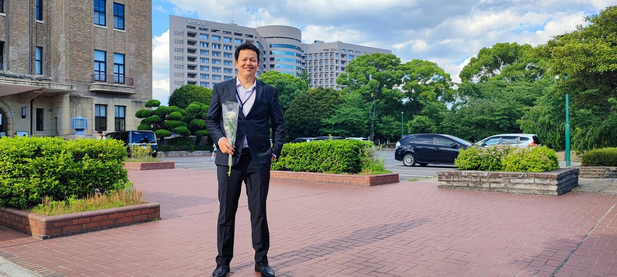 Thesis-ээ хамгаалчихлаа даа.