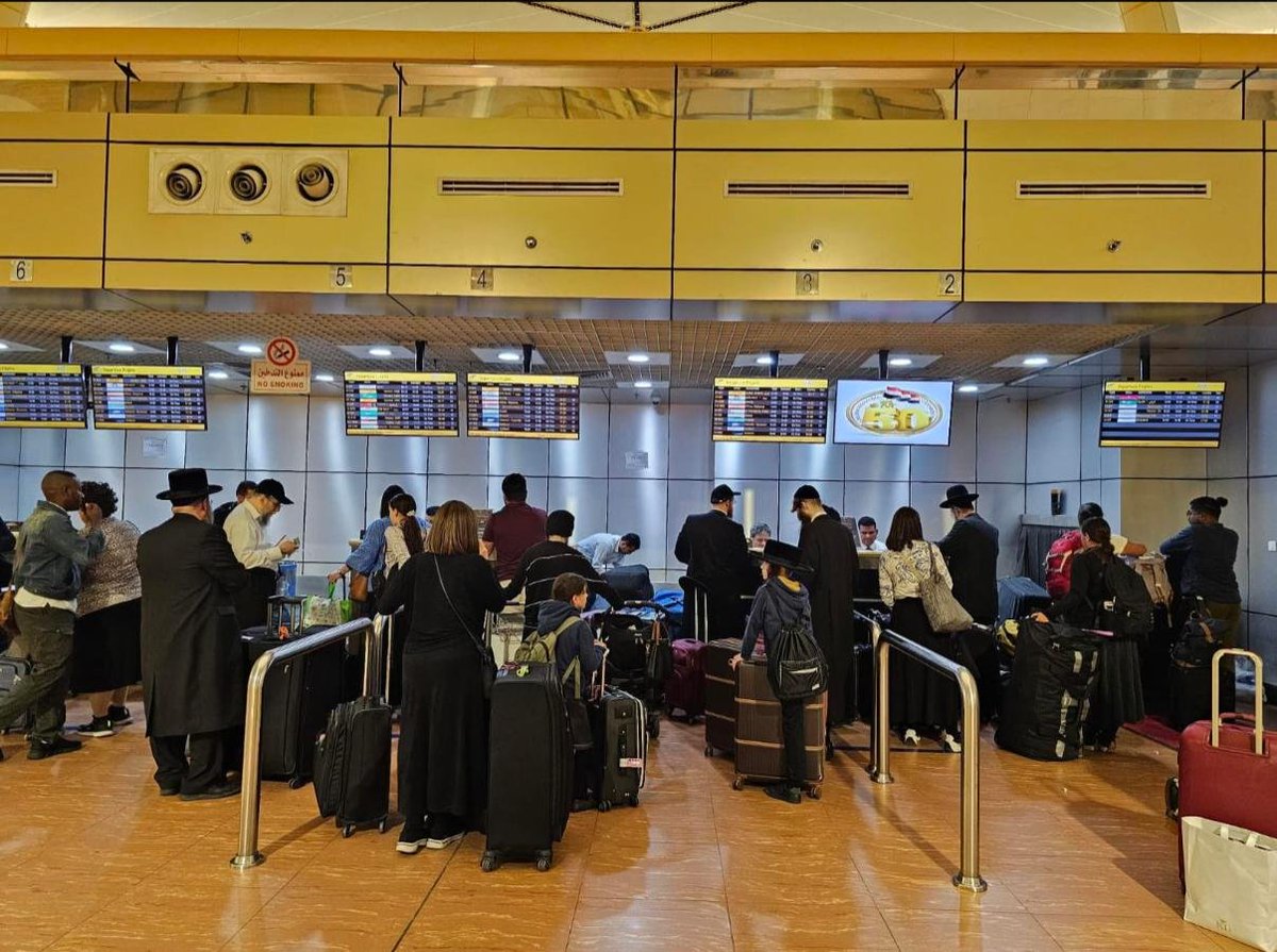 kaisos1987's tweet image. אנשים ששהו בישראל ועוזבים דרך שדה התעופה בשרם א-שייח' בדרום סיני. צילום: דודי רובינשטיין