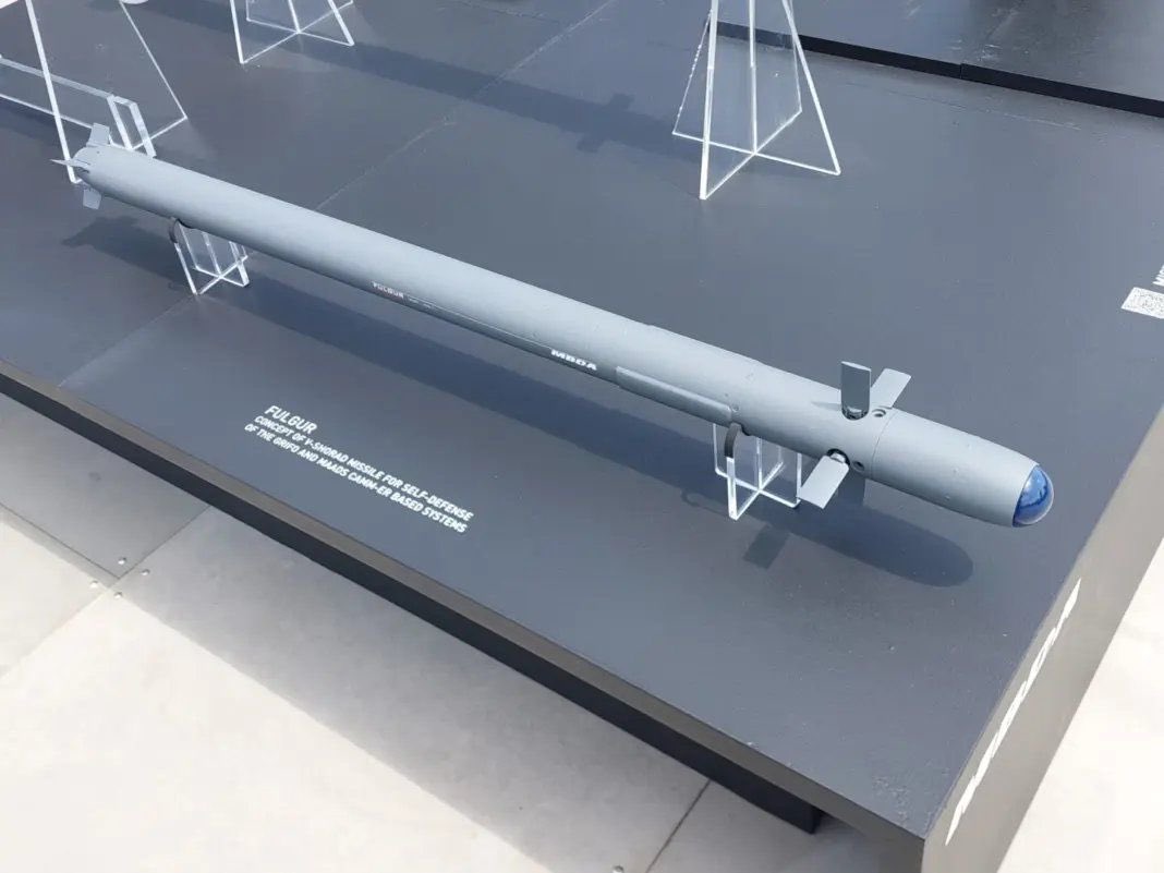 NichoConcu's tweet image. At the #PAS2025 MBDA is showcasing the new Italian FULGUR anti-air missile. MBDA also signed a development contract to equip the Italian Army with this missile. The FULGUR will be replacing the Stinger, and will be used on the AW-249, Iveco Lince and other Italian platforms.