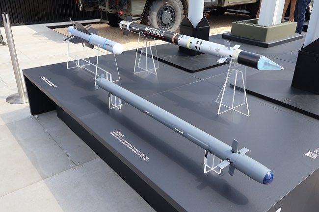NichoConcu's tweet image. At the #PAS2025 MBDA is showcasing the new Italian FULGUR anti-air missile. MBDA also signed a development contract to equip the Italian Army with this missile. The FULGUR will be replacing the Stinger, and will be used on the AW-249, Iveco Lince and other Italian platforms.