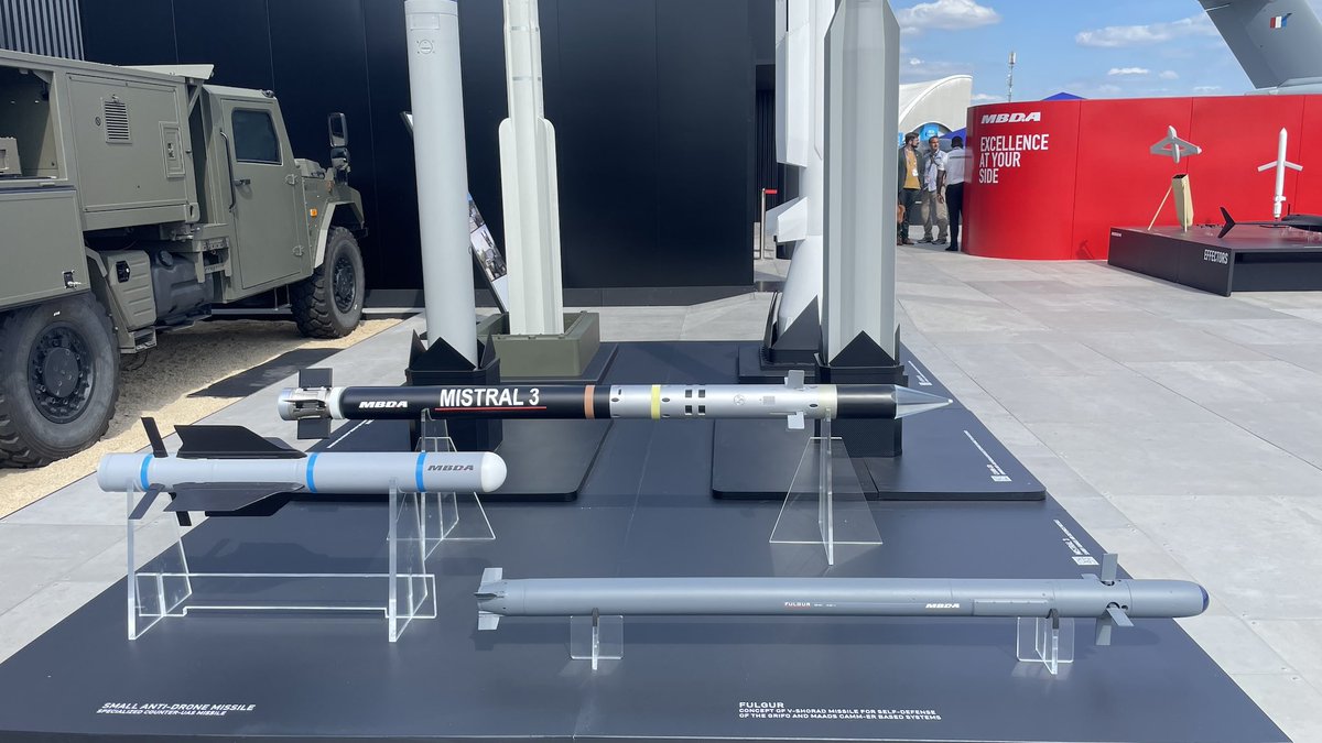 NichoConcu's tweet image. At the #PAS2025 MBDA is showcasing the new Italian FULGUR anti-air missile. MBDA also signed a development contract to equip the Italian Army with this missile. The FULGUR will be replacing the Stinger, and will be used on the AW-249, Iveco Lince and other Italian platforms.