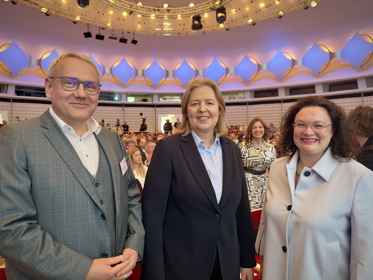 LANDKREISTAG (@dltonline) on Twitter photo DLT-Vizepräsident Landrat Götz Ulrich <a href="/Landratsamt_BLK/">Der_Burgenlandkreis</a> mit Bundesministerin <a href="/baerbelbas/">Bärbel Bas</a> und der <a href="/Bundesagentur/">Bundesagentur für Arbeit</a> -Vorstandsvorsitzenden Andrea Nahles beim Tag der Jobcenter heute in Berlin. <a href="/BMAS_Bund/">Bundesministerium für Arbeit und Soziales</a> <a href="/gzulrich/">Götz Ulrich</a> DLT-Vizepräsident Landrat Götz Ulrich <a href="/Landratsamt_BLK/">Der_Burgenlandkreis</a> mit Bundesministerin <a href="/baerbelbas/">Bärbel Bas</a> und der <a href="/Bundesagentur/">Bundesagentur für Arbeit</a> -Vorstandsvorsitzenden Andrea Nahles beim Tag der Jobcenter heute in Berlin. <a href="/BMAS_Bund/">Bundesministerium für Arbeit und Soziales</a> <a href="/gzulrich/">Götz Ulrich</a>