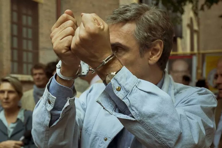 Tortora nel giorno dell'arresto, le prime immagini dell'attesa serie di Bellocchio. Per la ricorrenza che ancora fa discutere la clip di Portobello #ANSA ansa.it/sito/notizie/c…