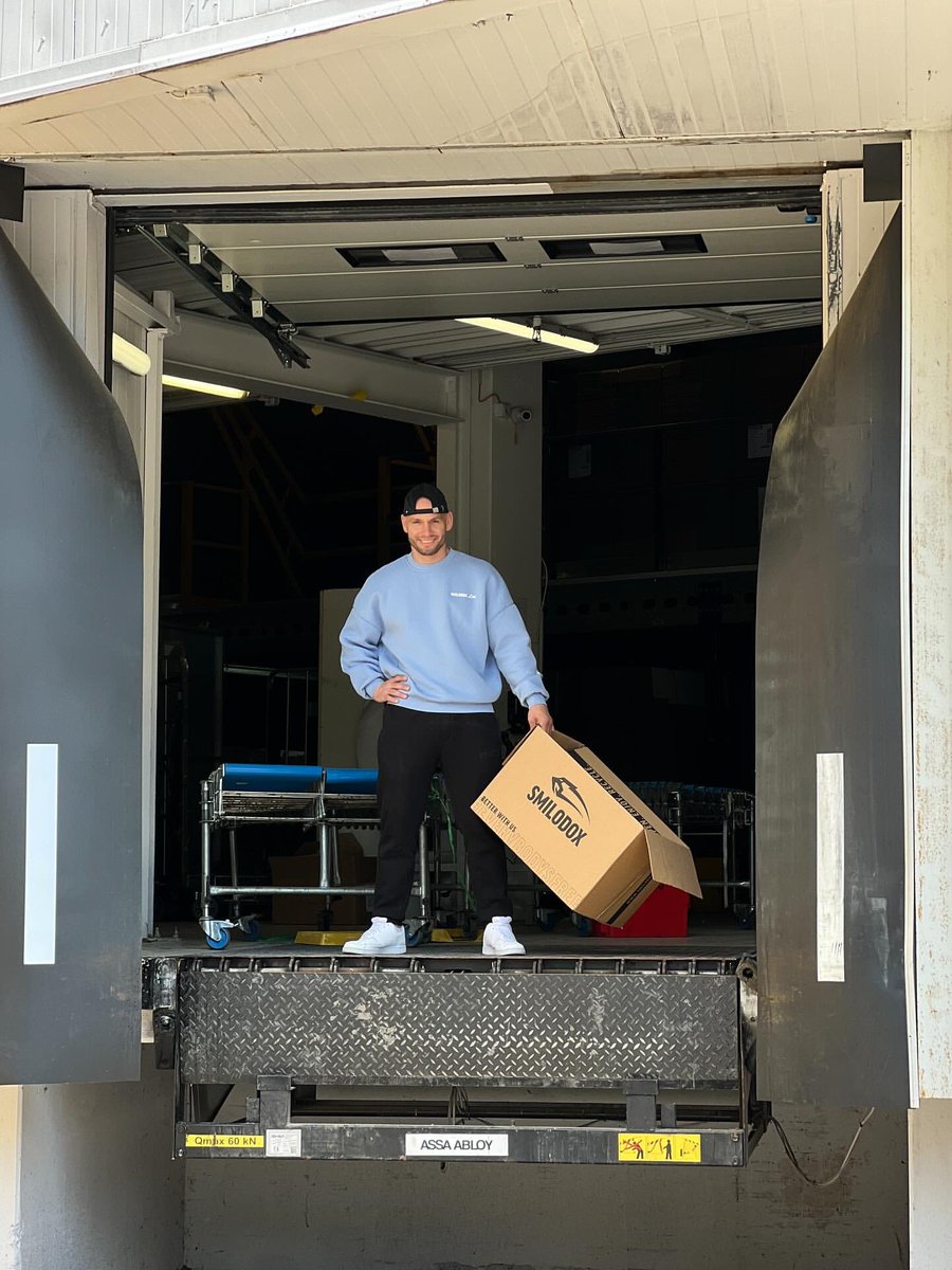 Flying Uwe tweet media