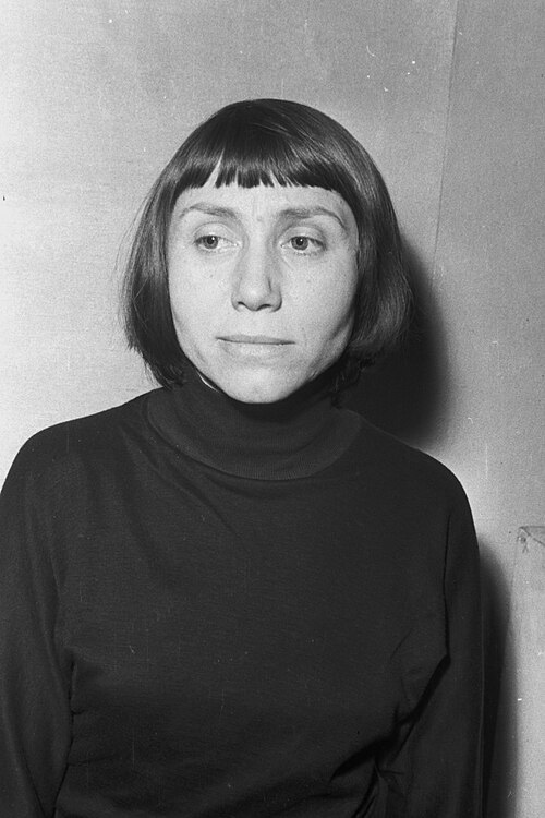 Денес, убедливо најомилена биста во Скопје.
Бистата на народниот херој Вера Јоциќ која верувале или не е направена од нејзината сестра - уметницата Вида Јоциќ. 
Вида инаку била во логор Бањица и во Аушвиц - ги преживеала и по ослободувањето завршува Академија на ликовна уметност