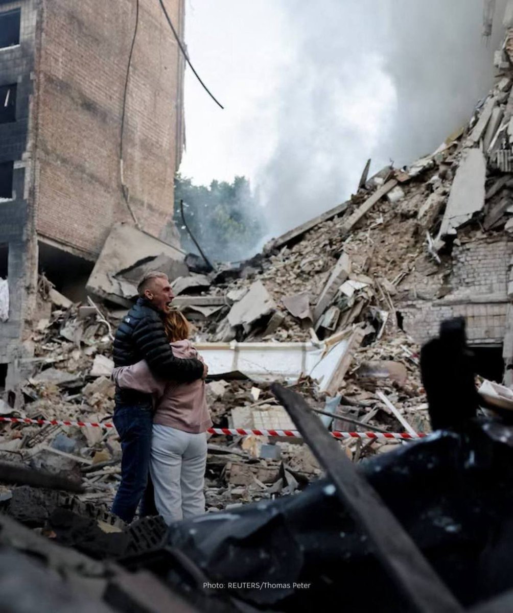 AmourskyCyrille's tweet photo. 🇺🇦💔 Pire attaque sur Kyiv depuis 2022.

14 morts, 100 blessés.

Ici, des parents cherchent leur fils sous les décombres.

Où est le “cessez-le-feu” promis par Trump ?

Où est la “volonté de paix” de Moscou ?

La guerre fait toujours rage en Europe.

Ne détournez pas le regard. https://t.co/3E0P4n4jkp