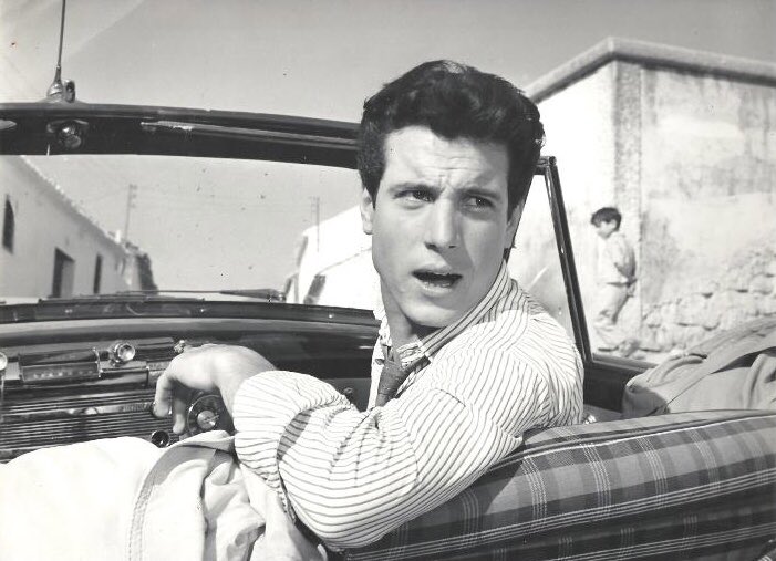 Manolo Zarzo arrastró una lesión de espalda por salvar a una joven que saltaba por la ventana en el incendio de A.Arias. Tuve el placer de compartir fila con él en la manifestación de Madrid tras el 11-M. Gran actor, un caballero de pies a cabeza. El último de una época. D.E.P 😢