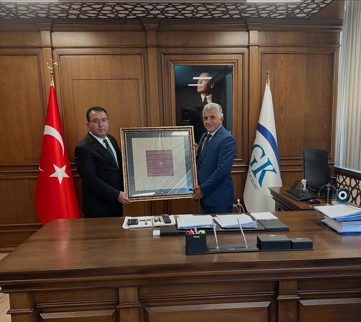 Hatay Haber Gündem 🇹🇷 (@recepcayl) on Twitter photo Hatay Ticaret İl Müdürlüğü’nden emekli olan Halit İmrek, son iş gününü veda ziyaretlerine ayırdı.
<a href="/hataysgim/">Hatay Sosyal Güvenlik İl Müdürlüğü</a>
Haber link: hatayhabergundem.com/imrekin-son-zi… Hatay Ticaret İl Müdürlüğü’nden emekli olan Halit İmrek, son iş gününü veda ziyaretlerine ayırdı.
<a href="/hataysgim/">Hatay Sosyal Güvenlik İl Müdürlüğü</a>
Haber link: hatayhabergundem.com/imrekin-son-zi…