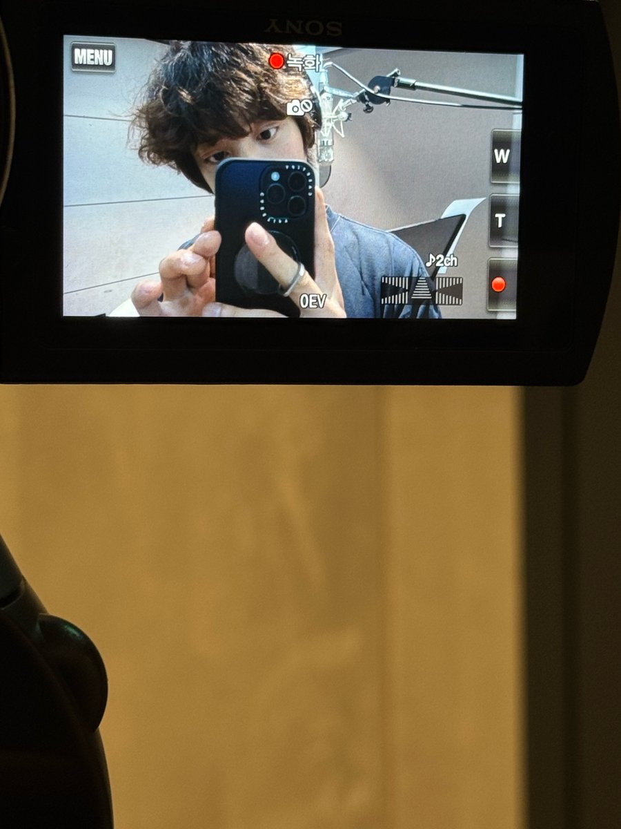 250617 CHANYEOL 🍒💭

"In the midst of recording!"

#찬열버블