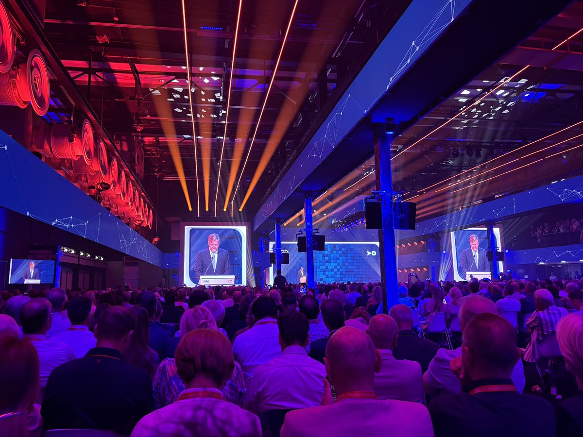 Zijne Majesteit de Koning opent het 100ste <a href="/VNGemeenten/">VNG</a> congres in Eindhoven. Met mooie optimistische woorden over het dienen van de publieke zaak en de belangrijke rol van de lokale overheid.