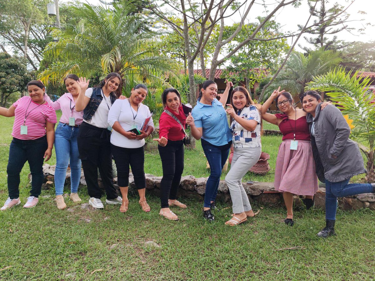 #MUCAMPAZ y la Cooperación Alemana‍ realizaron el módulo de la Escuela Hondureña de Diálogo junto a mujeres líderes de cooperativas agroforestales💪🏽

Gracias al apoyo de <a href="/GobiernoHN/">Gobierno de Honduras (Archivado)</a> <a href="/UNPeacebuilding/">United Nations Peacebuilding and Peace Support</a> <a href="/ICFHonduras/">ICF</a>, <a href="/onumujereshn/">ONU Mujeres Honduras</a> que ejecutamos con <a href="/FAOHonduras/">FAO HONDURAS</a> y @surenaccion0906 ☺️