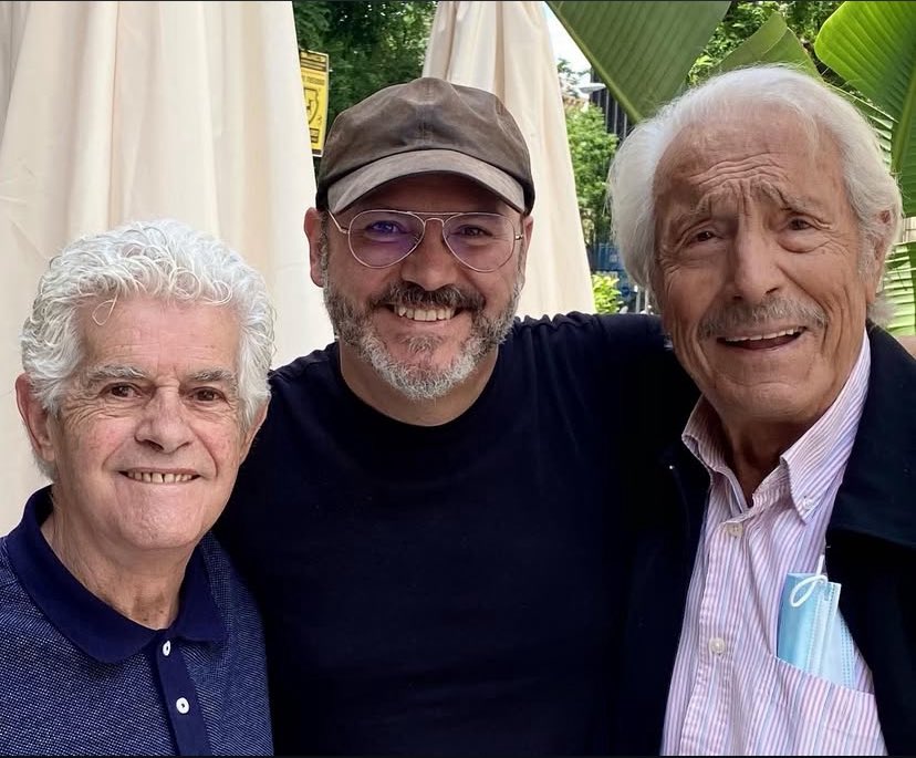 Aquí estábamos Willy Montesinos y yo con Manolo Zarzo, tras la asamblea de la Academia de Cine en la que muchos pedimos el Goya de honor para Manolo. 

Zarzo, siempre profesional, siempre amable, siempre cariñoso, qué bien lo hemos pasado. De los últimos de una gran generación.