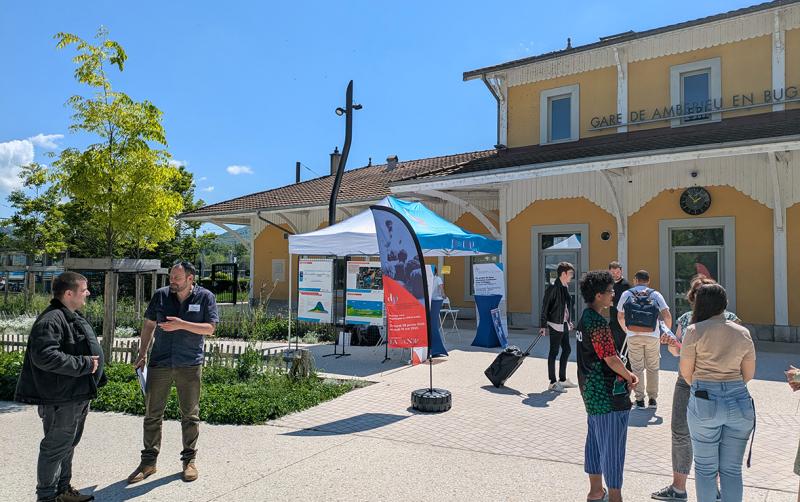 🤔 Entre soutien, doutes et inquiétudes : que pensent les habitant·es vivant à moins de 100 km du projet ?

🗣 « Pourquoi produire plus si c’est pour exporter ? »

👉 Découvrez leurs voix, leurs questions et leurs réalités : swll.to/debats_mobiles

#debatbugey