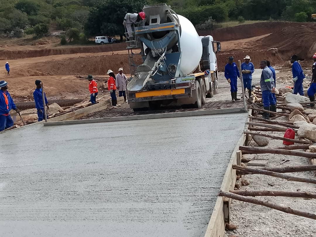 The rehabilitation of the Mkhondvo Bridge at Kakholwane has now reached 25% completion, marking steady progress in restoring a critical access point for surrounding communities.
The bridge is expected to be completed by 25 July 2025.
#MyNDMAInAction #NkweToDisasterPreparedness