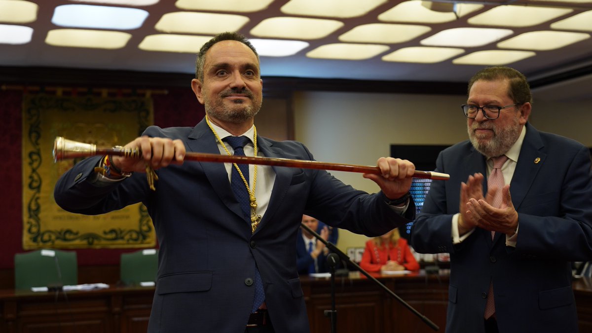 🔵 2 años de aquel emotivo momento en el que tomé posesión como alcalde de la Villa de Móstoles, mi ciudad.

2 años de gestión, de trabajo e ilusión y, sobre todo, GANAS de mejorar la vida de los mostoleños.