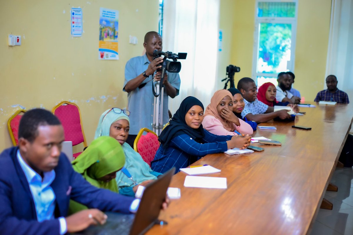 TAMWA_Zanzibar's tweet image. TAMWA ZNZ kwa kushirikiana na @unwomen UN na Chuo Kikuu cha Dar es Salaam @udsmofficial (UDSM) wameandaa mafunzo maalum kwa waandishi wa habari 30 wa Zanzibar kuhusu namna ya kuripoti na kukemea ukatili dhidi ya wanawake katika kipindi cha uchaguzi.
Mafunzo haya yanafanyika…