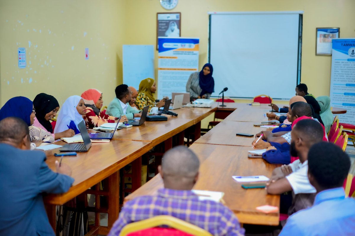 TAMWA_Zanzibar's tweet image. TAMWA ZNZ kwa kushirikiana na @unwomen UN na Chuo Kikuu cha Dar es Salaam @udsmofficial (UDSM) wameandaa mafunzo maalum kwa waandishi wa habari 30 wa Zanzibar kuhusu namna ya kuripoti na kukemea ukatili dhidi ya wanawake katika kipindi cha uchaguzi.
Mafunzo haya yanafanyika…