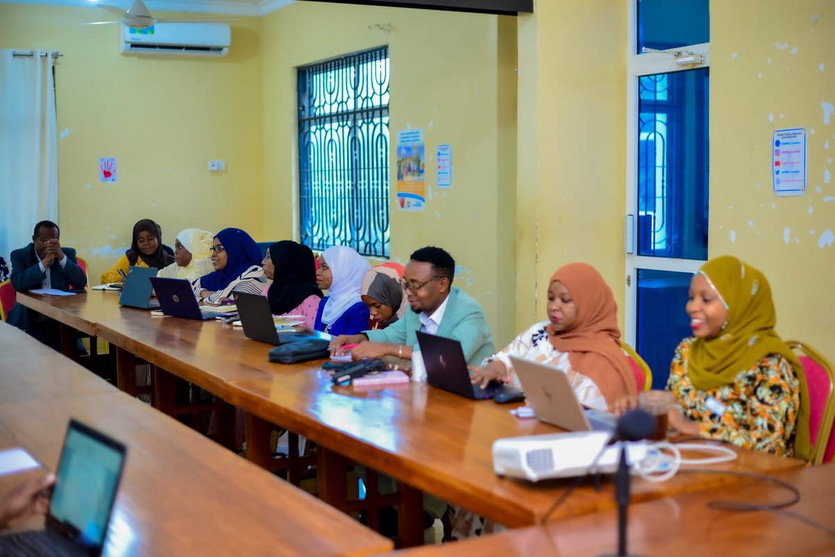TAMWA_Zanzibar's tweet image. TAMWA ZNZ kwa kushirikiana na @unwomen UN na Chuo Kikuu cha Dar es Salaam @udsmofficial (UDSM) wameandaa mafunzo maalum kwa waandishi wa habari 30 wa Zanzibar kuhusu namna ya kuripoti na kukemea ukatili dhidi ya wanawake katika kipindi cha uchaguzi.
Mafunzo haya yanafanyika…