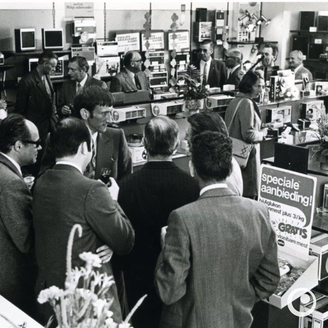 Wist je dat er in de jaren ‘70 een Phillips-winkel op het terrein van Draka Polva stond? Exclusief voor medewerkers! Toen Philips zijn belang in Draka-Polva overdroeg aan Solvay, kwam er een einde aan de winkel en de voordelen, maar de herinneringen leven nog steeds voort.