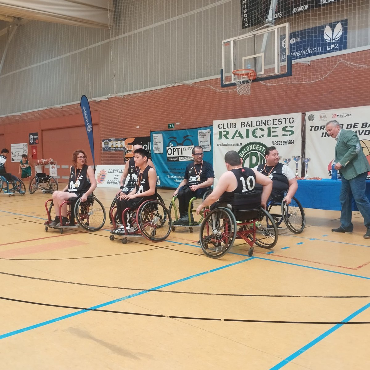 MovistarEstu's tweet photo. Nuestro equipo en silla de ruedas, Estu Ameb, participó este fin de semana en el X Torneo inclusivo de 3x3 en Móstoles y se llevó la plata 🥈 👏 https://t.co/4rJxyWtN1j
