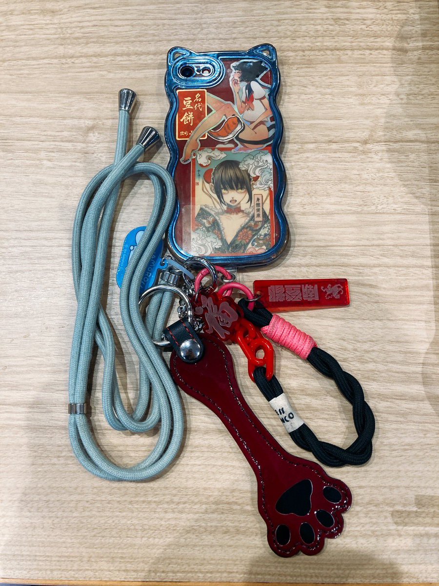 そして前から実は気になってた同じく天ノ介さん(<a href="/smtennosuke/">天ノ介@ワ●チンをぶっ飛ばせ！</a> )の猫の手打具もお迎えした！！！
携帯のジャラジャラ度がアップ！
可愛いしちゃんと痛いし楽しい