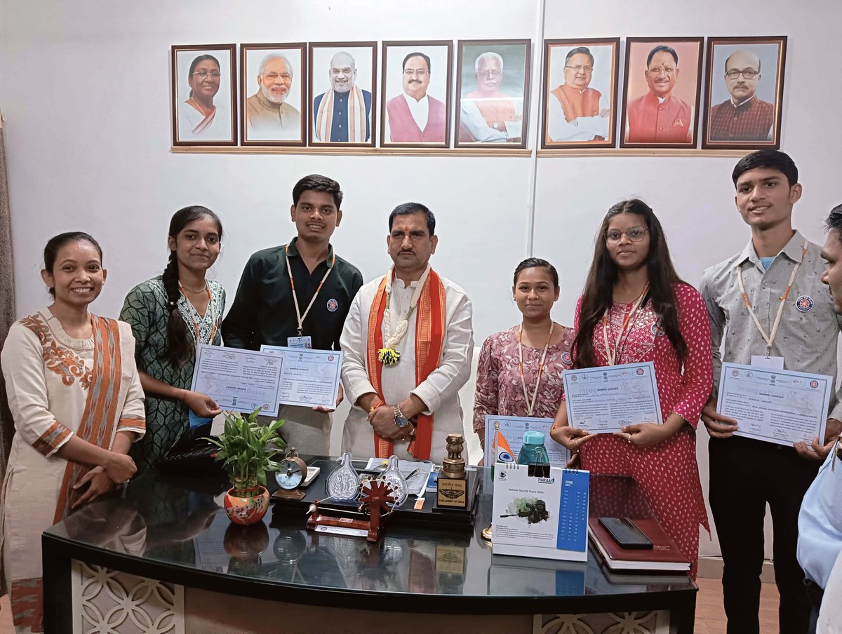 NSS Regional Dte. MP & CG (@nssrdbhopal) on Twitter photo अहमदाबाद गुजरात में आयोजित राष्ट्रीय एकता शिविर से वापस आकर #NSS के स्वयंसेवक और कार्यक्रम अधिकारी ने मा. सांसद महोदय एवं केंद्रीय मंत्री श्री तोखन साहू <a href="/tokhansahu_bjp/">Tokhan Sahu</a>जी को खादी सूत्र पहना कर चरखा भेंट किया।
<a href="/_NSSIndia/">NSS India</a> <a href="/YASMinistry/">YAS Ministry</a> <a href="/mansukhmandviya/">Dr Mansukh Mandaviya</a> <a href="/khadseraksha/">Raksha Khadse</a> <a href="/ashokshrotinss/">Dr Ashok Shroti</a> अहमदाबाद गुजरात में आयोजित राष्ट्रीय एकता शिविर से वापस आकर #NSS के स्वयंसेवक और कार्यक्रम अधिकारी ने मा. सांसद महोदय एवं केंद्रीय मंत्री श्री तोखन साहू <a href="/tokhansahu_bjp/">Tokhan Sahu</a>जी को खादी सूत्र पहना कर चरखा भेंट किया।
<a href="/_NSSIndia/">NSS India</a> <a href="/YASMinistry/">YAS Ministry</a> <a href="/mansukhmandviya/">Dr Mansukh Mandaviya</a> <a href="/khadseraksha/">Raksha Khadse</a> <a href="/ashokshrotinss/">Dr Ashok Shroti</a>