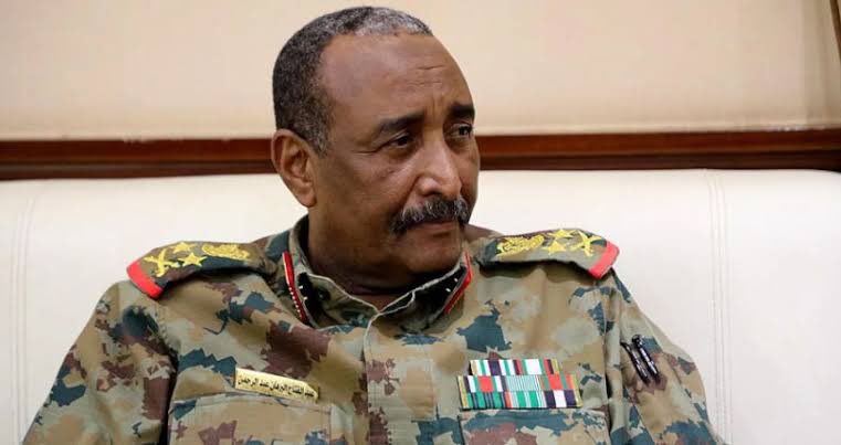 البرهان خرب البلد… وموش خربها ساي، خربها بقصد، خربها بتخطيط. ضرب الاقتصاد، ضرب الصحة، ضرب التعليم، حتى الضمير الجمعي دمروا. خلى المواطن السوداني يبقى مشرد في بلدو، متغوّل عليه في عيشو، مطارد في كلمتو. أي زول بيقول لا… بينسجن، بيتصفى، أو بيختفي. دا موش حكم… دا اغتيال للوطن.