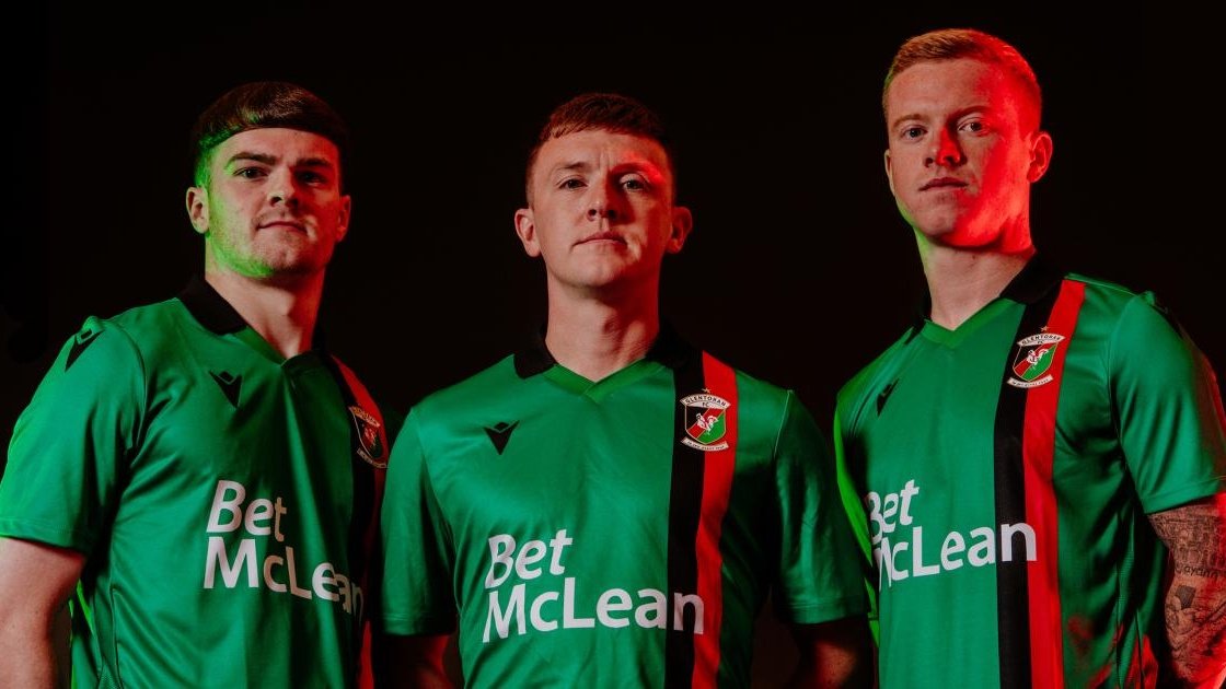Your 2025/26 Glentoran Home Kit

Thoughts? 🤔

#COYG 🐓