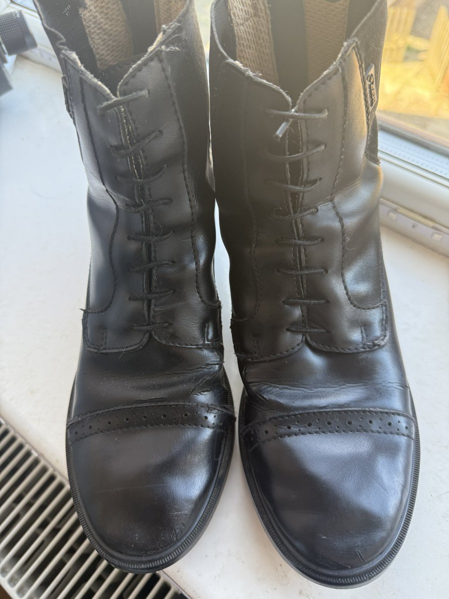 puffaJacketPerv's tweet image. Ladies boots cleaning service, send, clean, polish and return, dirty equestrian boots or been to a muddy festival, send Your boots for a professional clean and polish with high quality products #festival #equestrian #bootcleaning