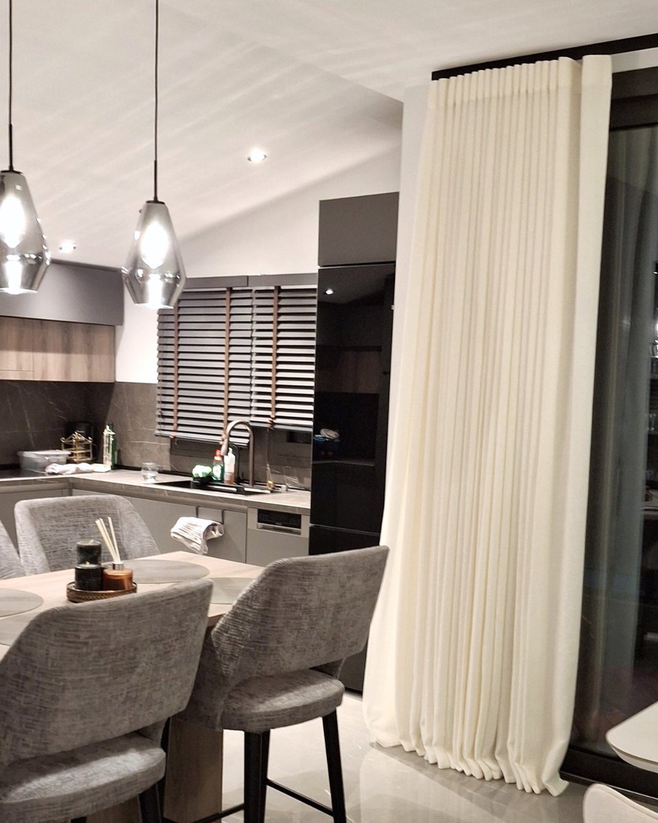 Element_home's tweet image. Σε ένα κομψά διαμορφωμένο σπίτι, η δική μας αισθητική προσθήκη αποτυπώθηκε μέσα από την επιμελημένη τοποθέτηση κουρτινών και ξύλινων οριζόντιων περσίδων.  
#ElementHome #YourStoryYourElement  #InteriorDesign #HomeDecor #θεσσαλονίκη #epipla #κουρτίνες #curtains #systimataskiasis