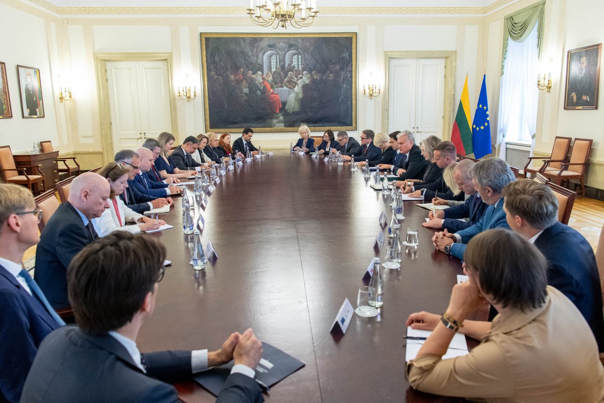 Very pleased to receive a briefing on priorities from President <a href="/GitanasNauseda/">Gitanas Nausėda</a> along with 🇪🇺 colleagues, ahead of next week's European Council meeting.

Thank you to <a href="/PLinLithuania/">PL in Lithuania 🇵🇱</a> 🇵🇱 for your very active EU Council Presidency in 🇱🇹!🙏

📸 Office of the President/Robertas Dačkus