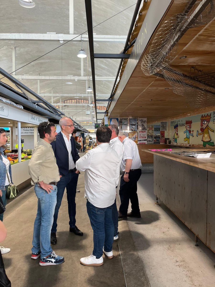 HuchetErwan's tweet photo. À l’invitation des commerçants, nous étions réunis ce matin pour constater l’état lamentable dans lequel la Ville laisse le marché de Talensac.

⚠️ Un véritable scandale 

👉 Talensac mérite mieux. Ce marché, emblématique, symbole de l’identité de #Nantes doit enfin être traité ! https://t.co/wdVHh422Pf