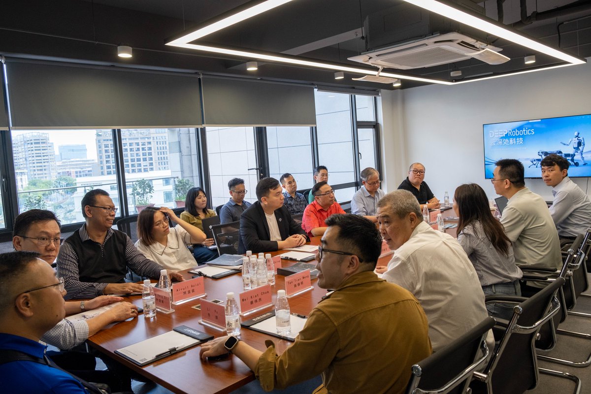 DeepRobotics_CN's tweet image. 🌟 Strengthening International Tech Collaboration 🌟
We were honored to welcome YB Tuan @changlihkang , Minister of Science, Technology and Innovation of Malaysia, and his delegation to DEEP Robotics in Hangzhou!
Our founder & CEO, Mr. Qiuguo Zhu provided an in-depth…