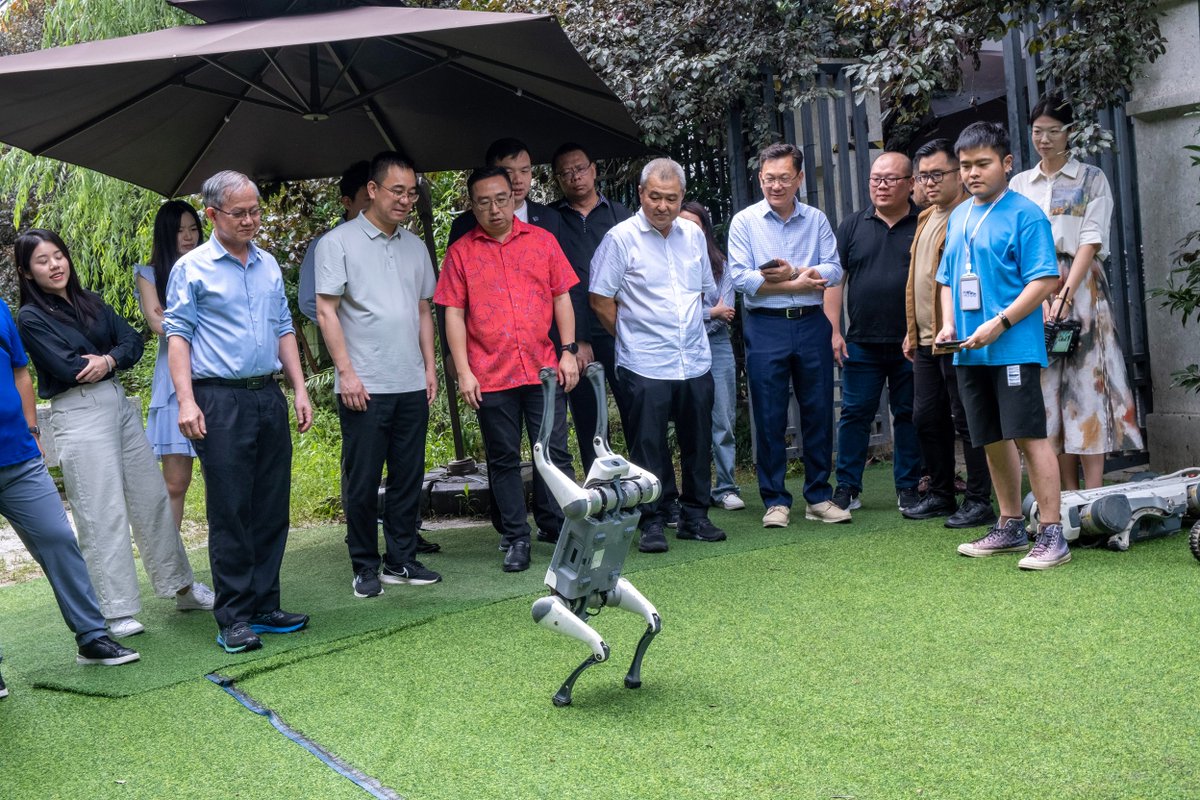 DeepRobotics_CN's tweet image. 🌟 Strengthening International Tech Collaboration 🌟
We were honored to welcome YB Tuan @changlihkang , Minister of Science, Technology and Innovation of Malaysia, and his delegation to DEEP Robotics in Hangzhou!
Our founder & CEO, Mr. Qiuguo Zhu provided an in-depth…