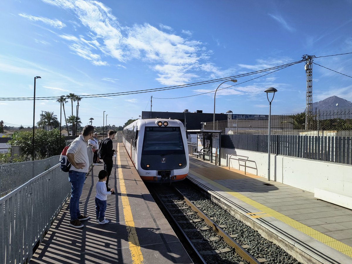 O xoven do tren 🚆 (@lejeunedutrain) on Twitter photo J'avais pu faire quelques photos en novembre dernier grâce à l'amoureux des chemin de fer et de ses bonnes informations, mon collègue <a href="/JoanCSalmeron/">Joan C. Salmeron</a>.
Vaig poder fer algunes fotos el novembre passat. Gràcies al meu company Joan, amant del ferrocarril. J'avais pu faire quelques photos en novembre dernier grâce à l'amoureux des chemin de fer et de ses bonnes informations, mon collègue <a href="/JoanCSalmeron/">Joan C. Salmeron</a>.
Vaig poder fer algunes fotos el novembre passat. Gràcies al meu company Joan, amant del ferrocarril.