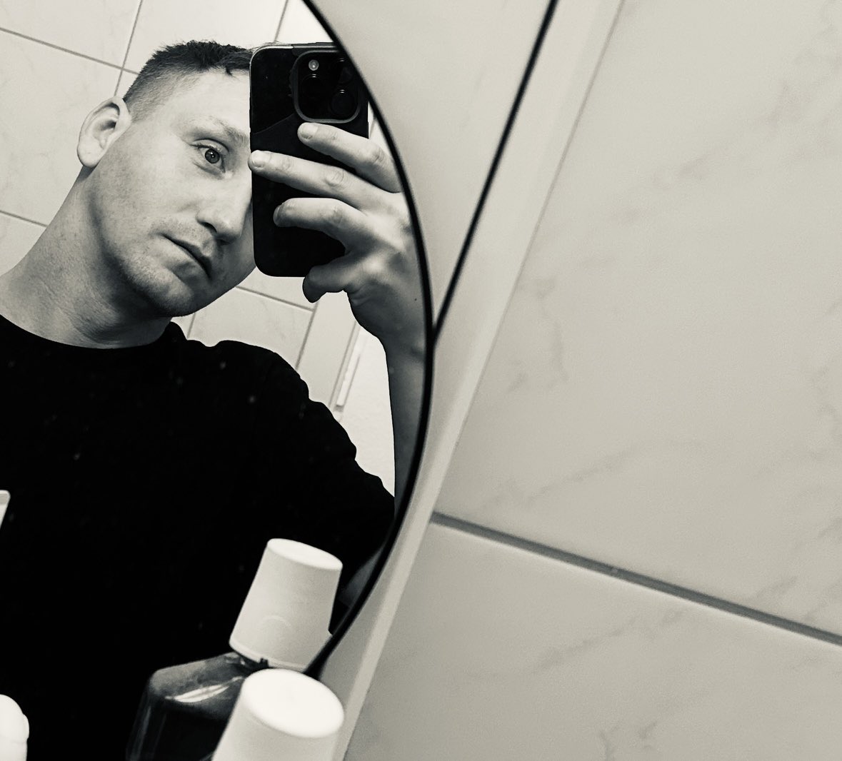 DennesHier's tweet photo. kein Drama – einfach ich🪞
.
.
.
#mirrormood #selfreflection #BerlinVibes #NoFilter #JustMe #lgbtq #gayberlin #CleanAesthetic #SelfieTime #blacktshirtvibes #gaysingle #realface 

 https://t.co/cH03sLUTnQ https://t.co/TTBZJvGOEa