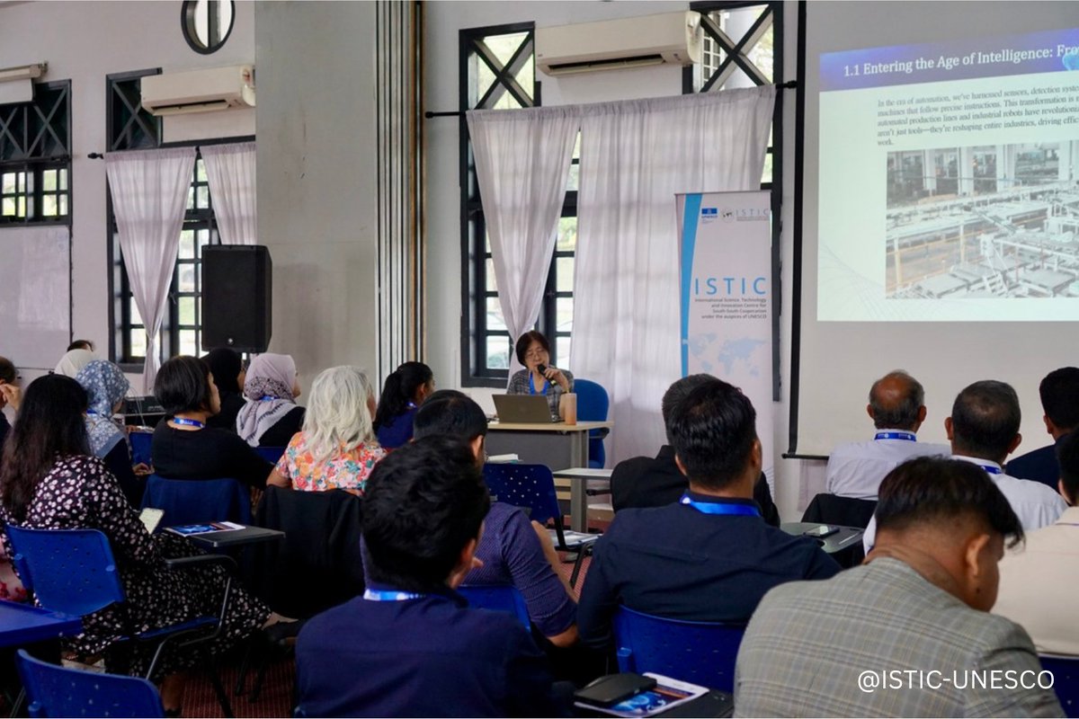 istic_unesco's tweet image. Lunch of the #AI Literacy Training for #ASEAN primary & secondary teachers organised by Sri Bestari School, ISTIC & AETDEW, with 32 educators from ASEAN & the Global South 🤖
Highlights in pictures 👉