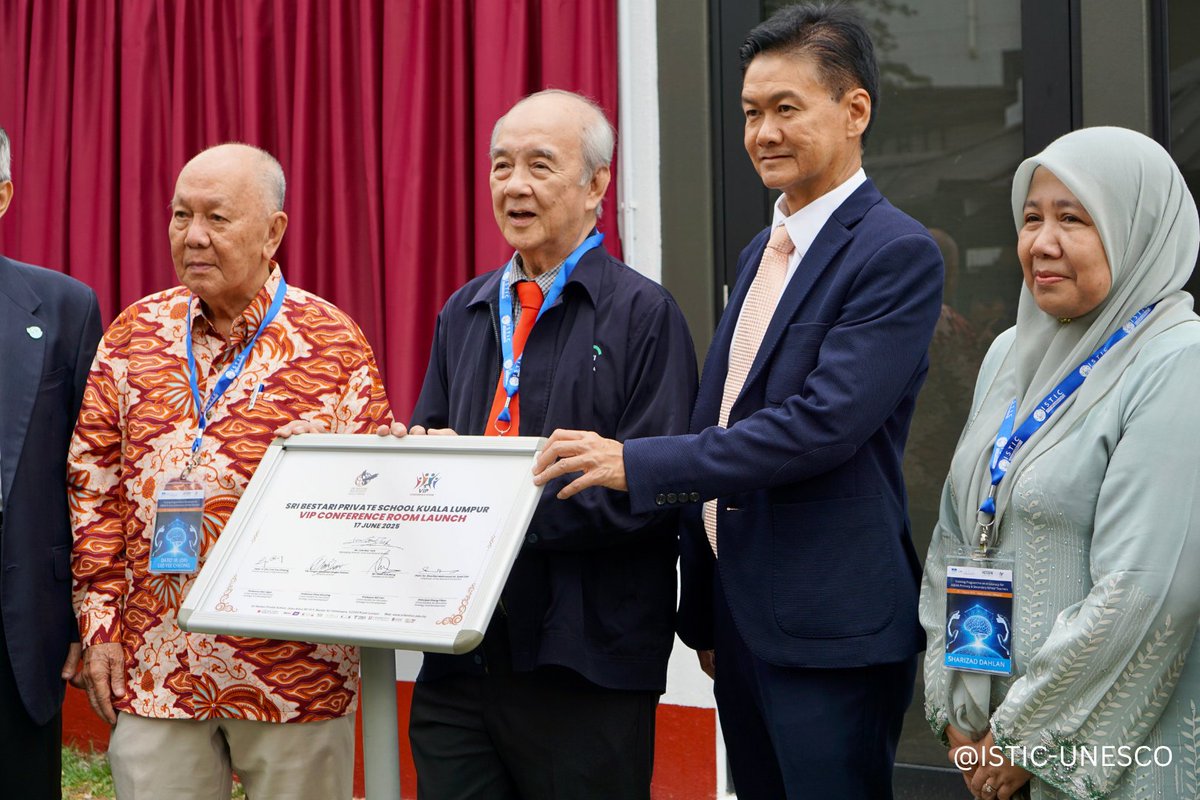 istic_unesco's tweet image. Lunch of the #AI Literacy Training for #ASEAN primary & secondary teachers organised by Sri Bestari School, ISTIC & AETDEW, with 32 educators from ASEAN & the Global South 🤖
Highlights in pictures 👉