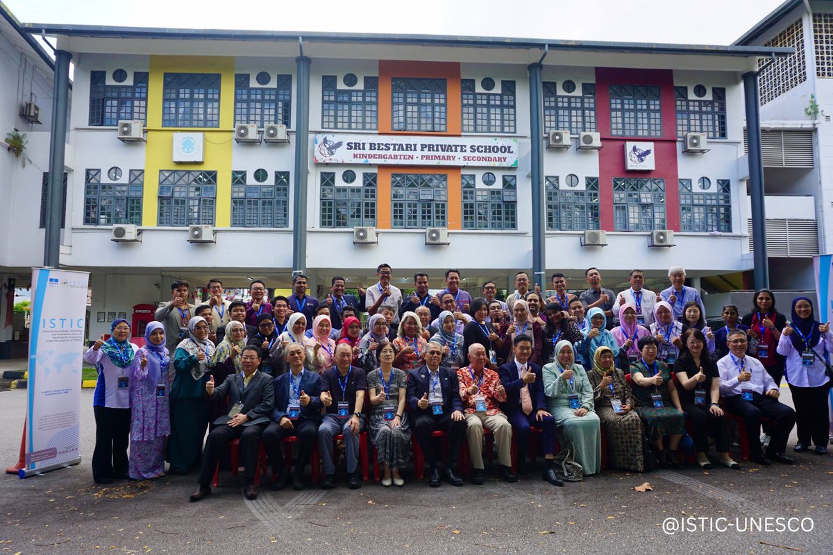 istic_unesco's tweet image. Lunch of the #AI Literacy Training for #ASEAN primary & secondary teachers organised by Sri Bestari School, ISTIC & AETDEW, with 32 educators from ASEAN & the Global South 🤖
Highlights in pictures 👉